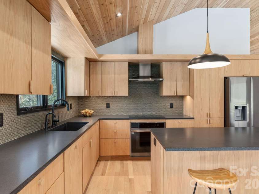 330 Windsor Road, Asheville, NC 28804.  MLS# CAR4357003, YatesRealty ID 10460. 