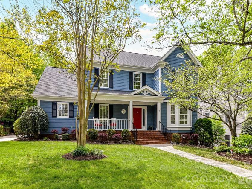 306 Ashby Drive, Davidson, NC 28036.  MLS# CAR4358205, YatesRealty ID 10461. Large front yard and long driveway