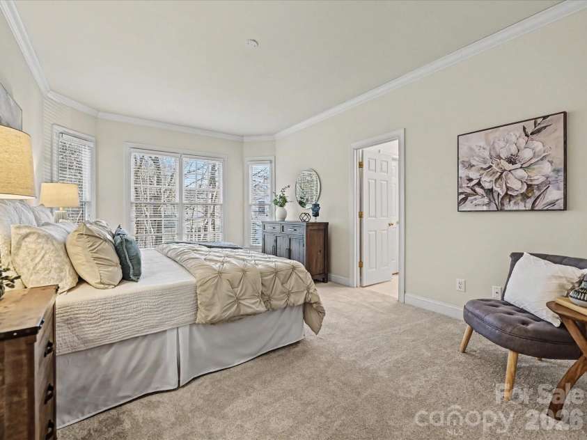 306 Ashby Drive, Davidson, NC 28036.  MLS# CAR4358205, YatesRealty ID 10461. Main level Primary Bedroom with lots of natural light