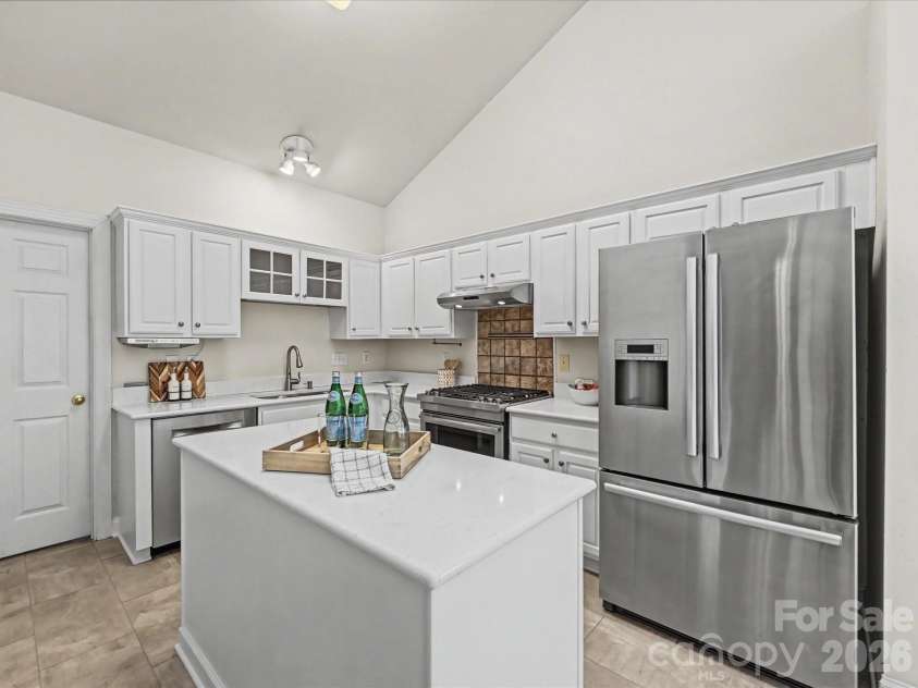 306 Ashby Drive, Davidson, NC 28036.  MLS# CAR4358205, YatesRealty ID 10461. New quartz countertops and backsplash in the Kitchen with a large island