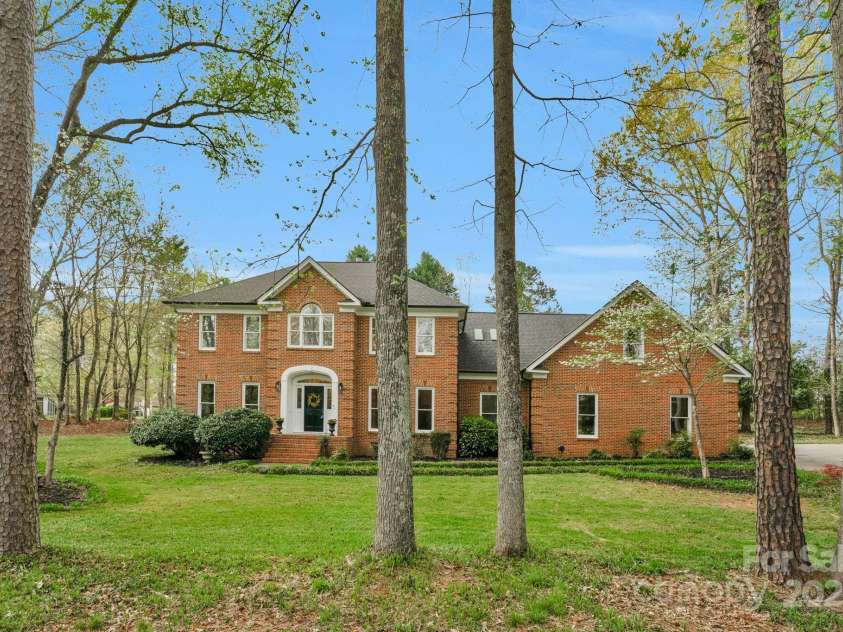 5750 Hemby Road, Matthews, NC 28104.  MLS# CAR4243817, YatesRealty ID 10461. 