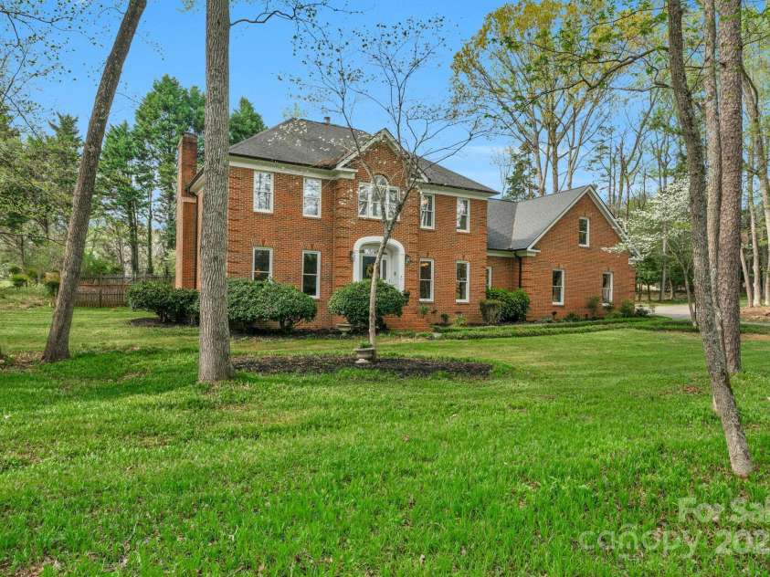 5750 Hemby Road, Matthews, NC 28104.  MLS# CAR4243817, YatesRealty ID 10461. 