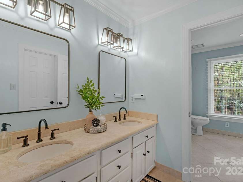 5750 Hemby Road, Matthews, NC 28104.  MLS# CAR4243817, YatesRealty ID 10461. Primary En-suite w walk in shower & tub