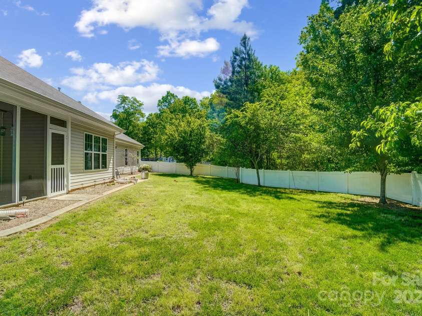 2113 London Lane, Belmont, NC 28012.  MLS# CAR4248376, YatesRealty ID 10464. 
