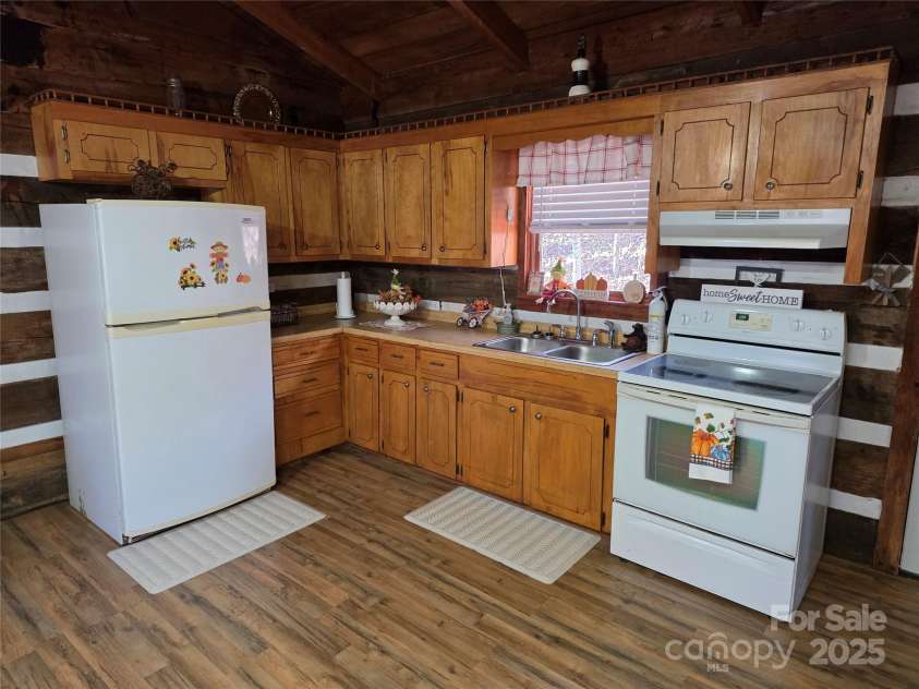 536 Hickory Springs Road, Burnsville, NC 28714.  MLS# CAR4327373, YatesRealty ID 10467. Kitchen