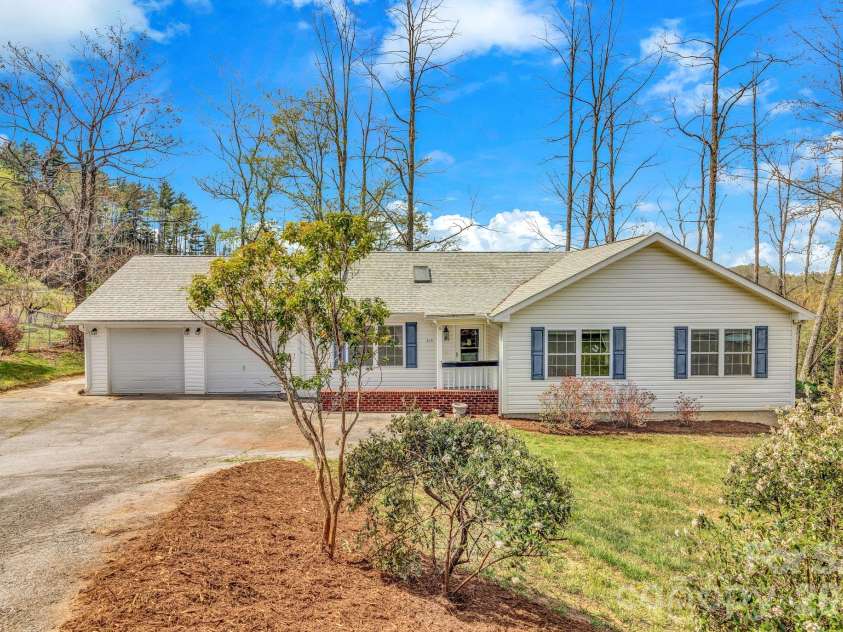 214 Lone Laurel Trail, Hendersonville, NC 28792.  MLS# CAR4367136, YatesRealty ID 10468. 