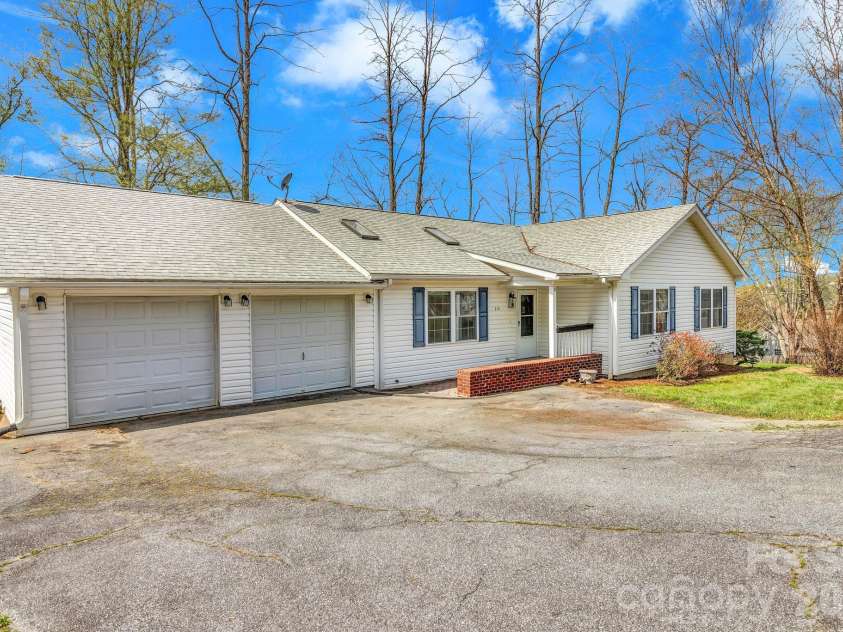 214 Lone Laurel Trail, Hendersonville, NC 28792.  MLS# CAR4367136, YatesRealty ID 10468. 