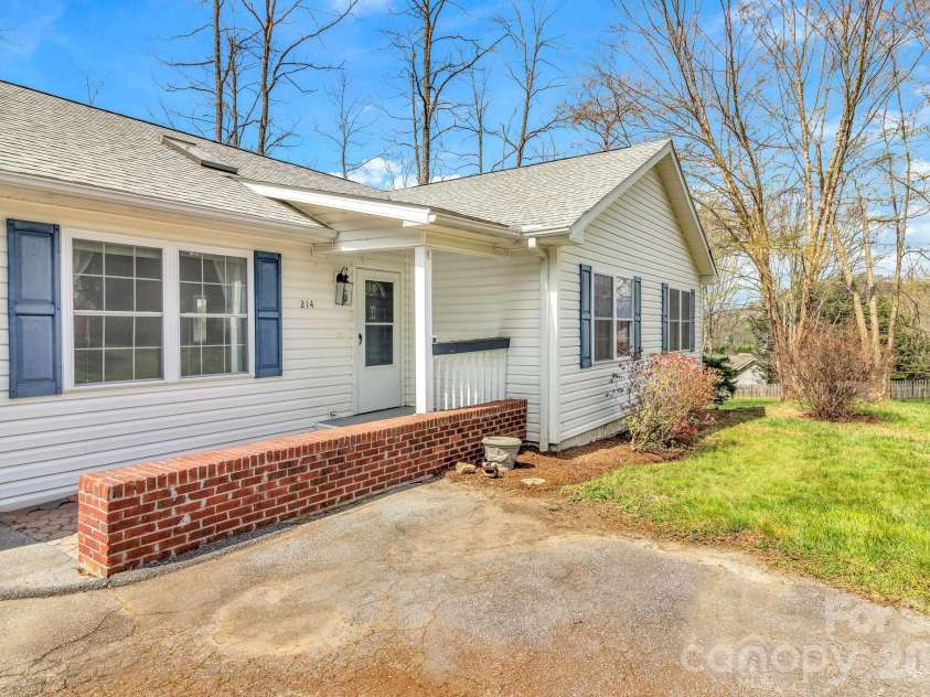 214 Lone Laurel Trail, Hendersonville, NC 28792.  MLS# CAR4367136, YatesRealty ID 10468. 