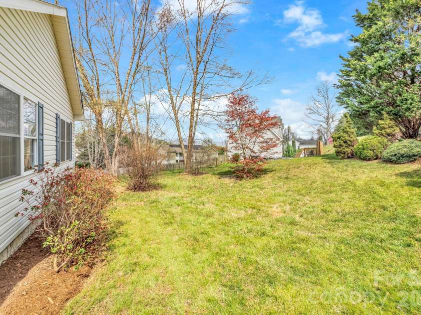 214 Lone Laurel Trail, Hendersonville, NC 28792.  MLS# CAR4367136, YatesRealty ID 10468. 