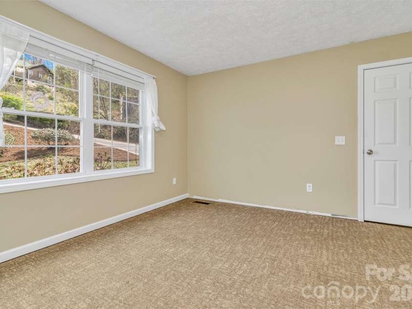 214 Lone Laurel Trail, Hendersonville, NC 28792.  MLS# CAR4367136, YatesRealty ID 10468. 
