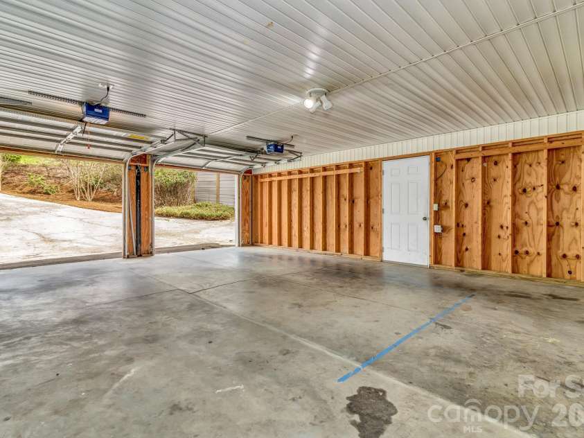 214 Lone Laurel Trail, Hendersonville, NC 28792.  MLS# CAR4367136, YatesRealty ID 10468. 