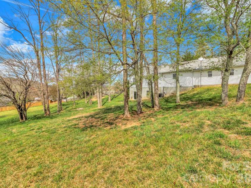 214 Lone Laurel Trail, Hendersonville, NC 28792.  MLS# CAR4367136, YatesRealty ID 10468. 