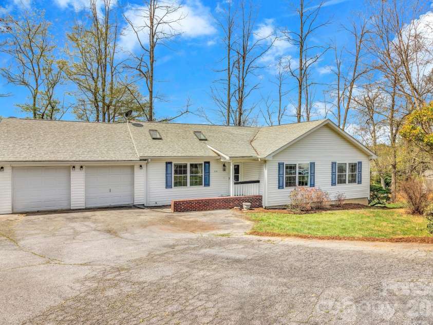214 Lone Laurel Trail, Hendersonville, NC 28792.  MLS# CAR4367136, YatesRealty ID 10468. 