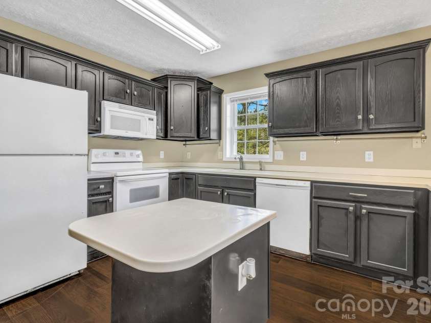 214 Lone Laurel Trail, Hendersonville, NC 28792.  MLS# CAR4367136, YatesRealty ID 10468. 