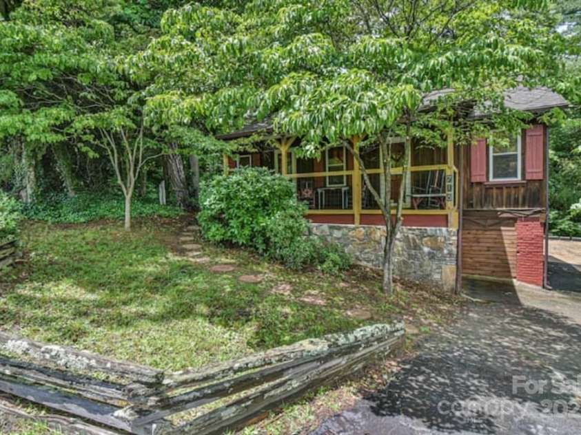 716 9th Street, Black Mountain, NC 28711.  MLS# CAR4251947, YatesRealty ID 10468. 