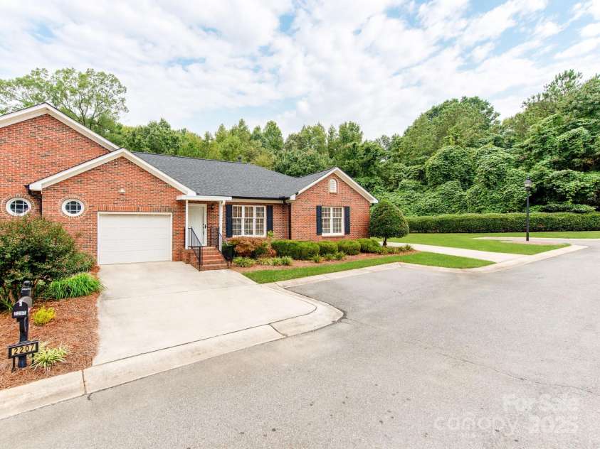 2207 Windsor Woods Drive, Gastonia, NC 28054.  MLS# CAR4305159, YatesRealty ID 10469. 