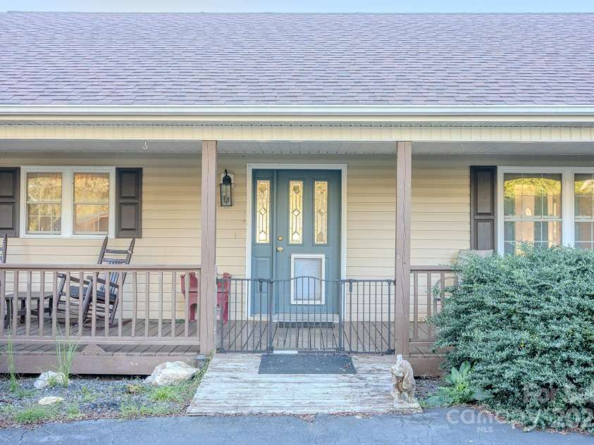 565 Overlook Drive, Spruce Pine, NC 28777.  MLS# CAR4308745, YatesRealty ID 1047. 