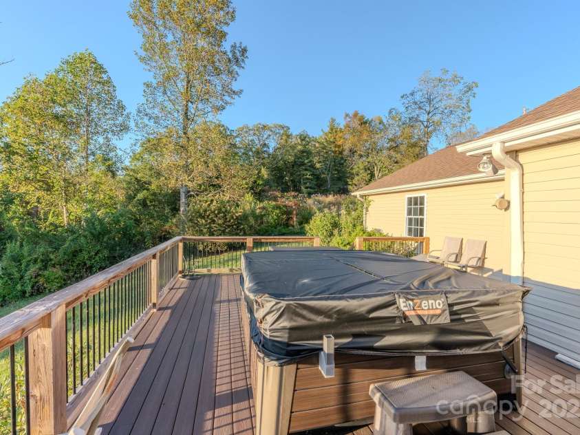 565 Overlook Drive, Spruce Pine, NC 28777.  MLS# CAR4308745, YatesRealty ID 1047. 