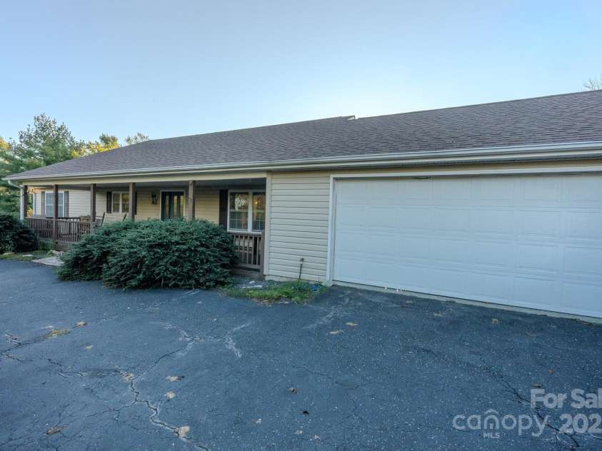565 Overlook Drive, Spruce Pine, NC 28777.  MLS# CAR4308745, YatesRealty ID 1047. 