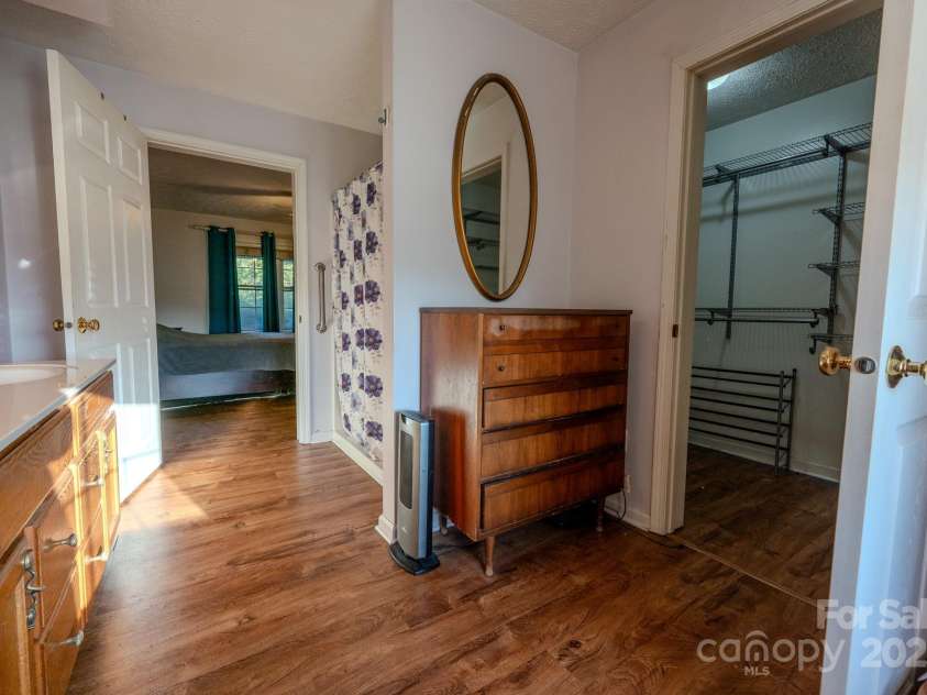 565 Overlook Drive, Spruce Pine, NC 28777.  MLS# CAR4308745, YatesRealty ID 1047. 