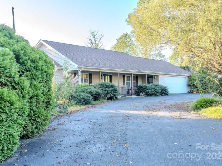 565 Overlook Drive, Spruce Pine, NC 28777.  MLS# CAR4308745, YatesRealty ID 1047. 