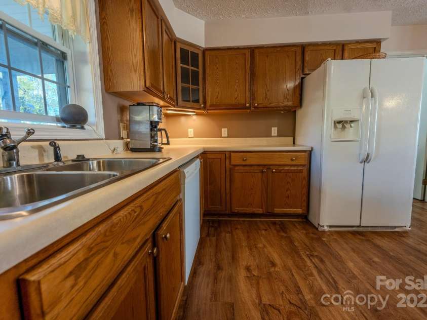 565 Overlook Drive, Spruce Pine, NC 28777.  MLS# CAR4308745, YatesRealty ID 1047. 