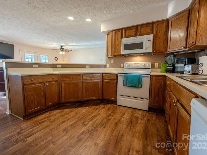 565 Overlook Drive, Spruce Pine, NC 28777.  MLS# CAR4308745, YatesRealty ID 1047. 