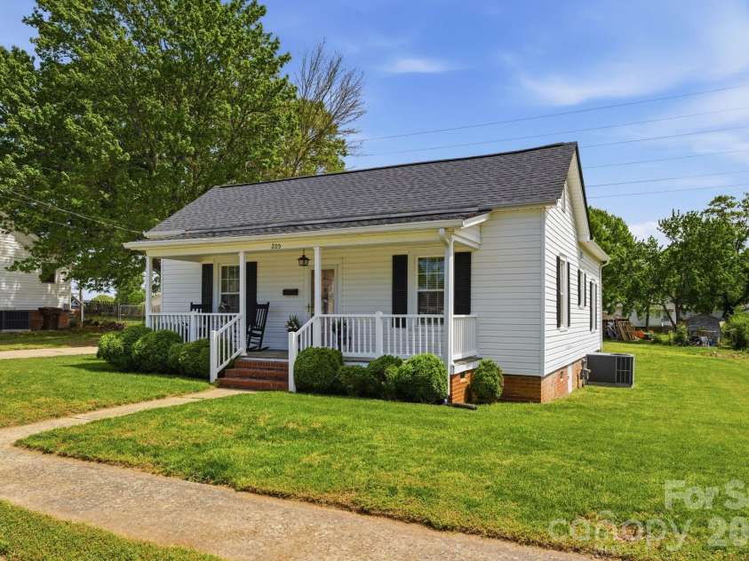 205 S Rose Avenue, Kannapolis, NC 28083.  MLS# CAR4367573, YatesRealty ID 10471. 