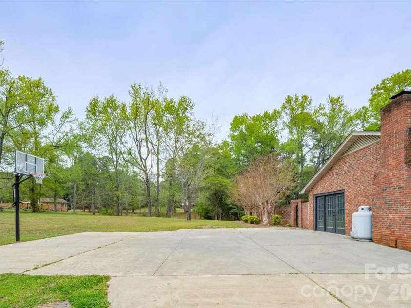 207 Williamsburg Lane, Wadesboro, NC 28170.  MLS# CAR4364530, YatesRealty ID 10474. Driveway