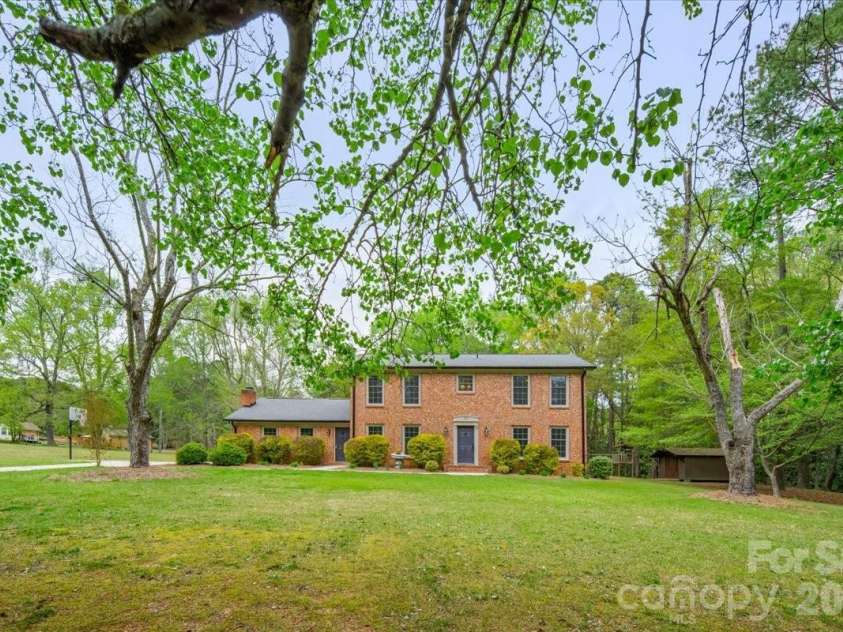 207 Williamsburg Lane, Wadesboro, NC 28170.  MLS# CAR4364530, YatesRealty ID 10474. Front yard space