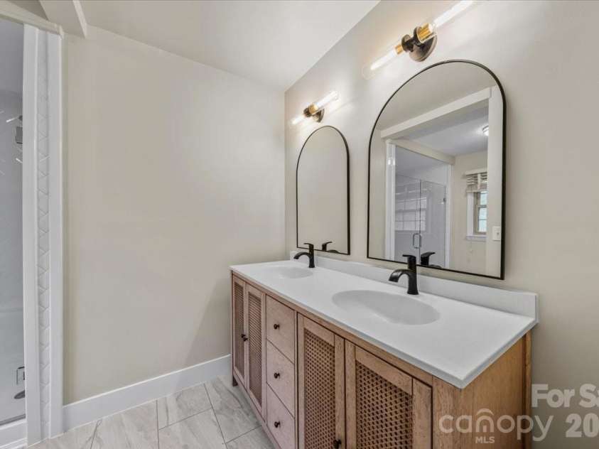207 Williamsburg Lane, Wadesboro, NC 28170.  MLS# CAR4364530, YatesRealty ID 10474. Primary Bath