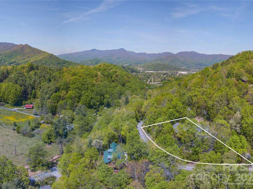 186 Timucua Trail, Waynesville, NC 28786.  MLS# CAR4254132, YatesRealty ID 10475. Approximate lotlines. Not survey.