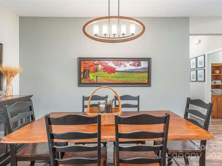 186 Timucua Trail, Waynesville, NC 28786.  MLS# CAR4254132, YatesRealty ID 10475. Comfortable dining area.