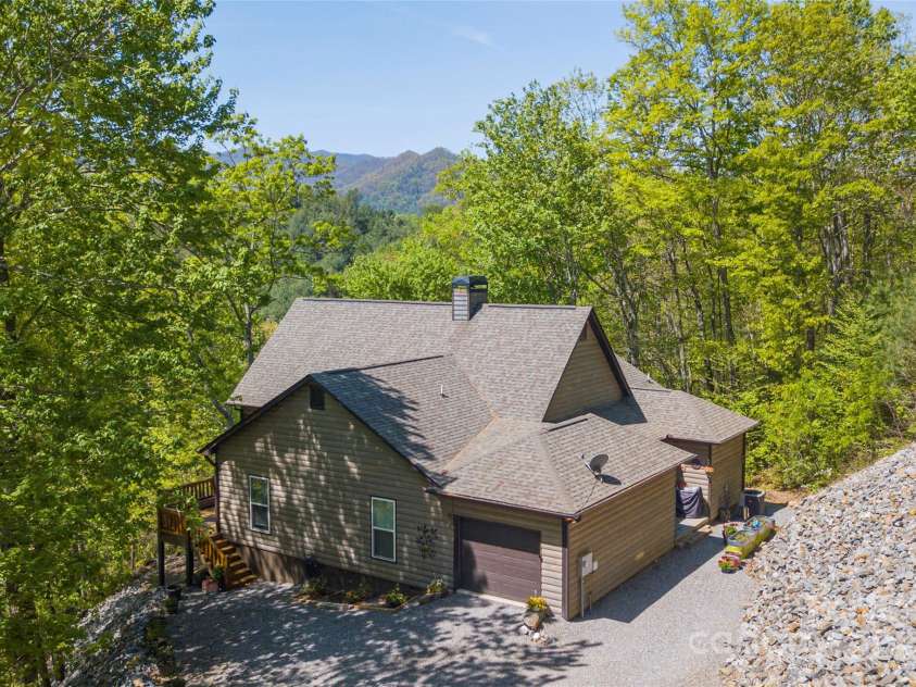 186 Timucua Trail, Waynesville, NC 28786.  MLS# CAR4254132, YatesRealty ID 10475. Enjoy easy living!