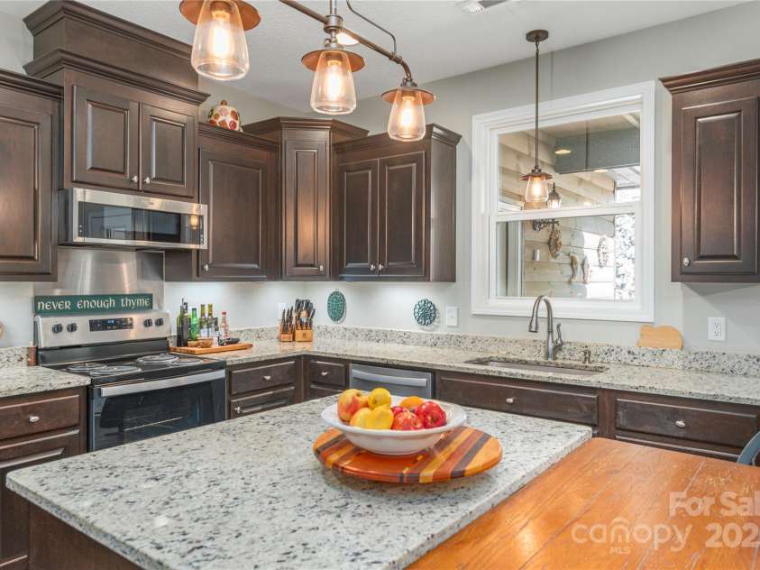 186 Timucua Trail, Waynesville, NC 28786.  MLS# CAR4254132, YatesRealty ID 10475. Plenty of granite counters!