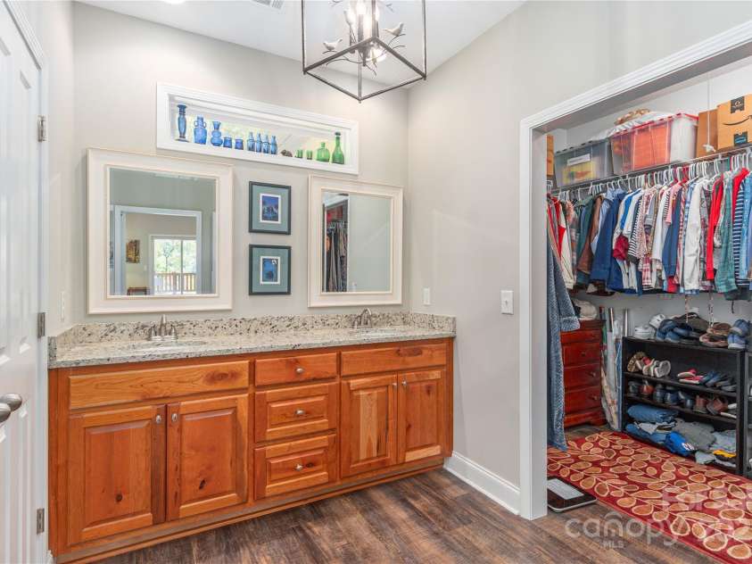 186 Timucua Trail, Waynesville, NC 28786.  MLS# CAR4254132, YatesRealty ID 10475. Primary bath-walk-in closet.