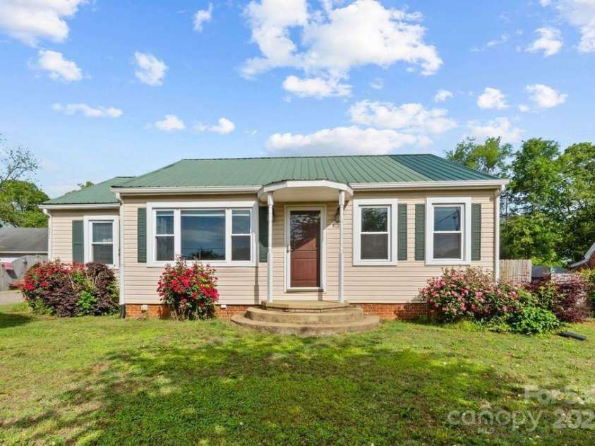 531 Lower Creek Drive, Lenoir, NC 28645.  MLS# CAR4254808, YatesRealty ID 10477. 