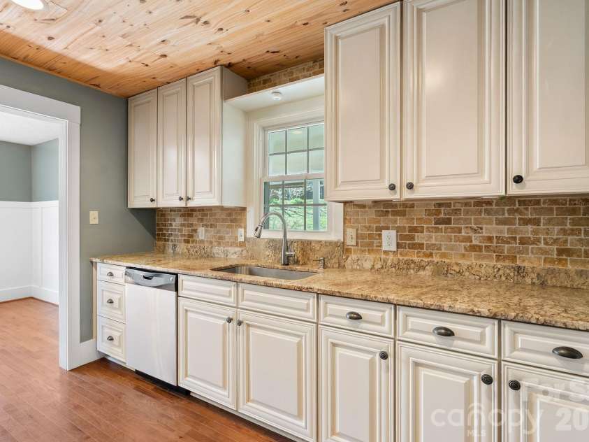 93 English Drive, Candler, NC 28715.  MLS# CAR4361950, YatesRealty ID 10477. 
