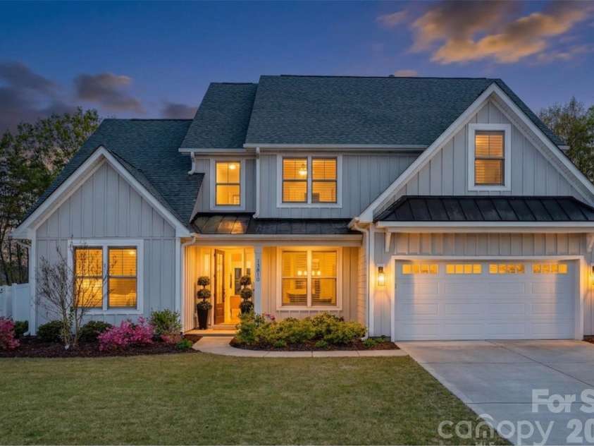 13810 Derby Farm Lane, Charlotte, NC 28278.  MLS# CAR4363258, YatesRealty ID 10479. 