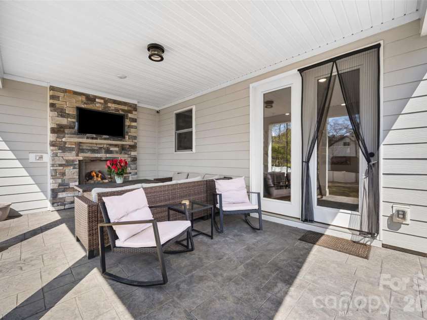 13810 Derby Farm Lane, Charlotte, NC 28278.  MLS# CAR4363258, YatesRealty ID 10479. 