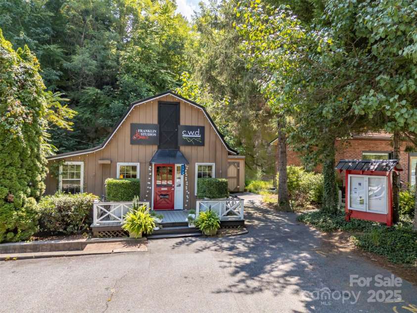 172 formerly 153 Main Street, Saluda, NC 28773.  MLS# CAR4225037, YatesRealty ID 1048. Sandwiched between the popular Wildflour Bakery (a destination for bicyclists) and Don Mintz Builders