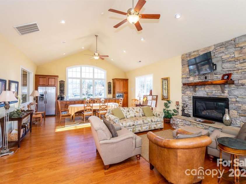 2637 Bowden Lane, Hendersonville, NC 28792.  MLS# CAR4197683, YatesRealty ID 10482. Glubhouse gathering room
