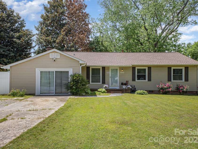 4100 Sudbury Road, Charlotte, NC 28205.  MLS# CAR4254877, YatesRealty ID 10485. 
