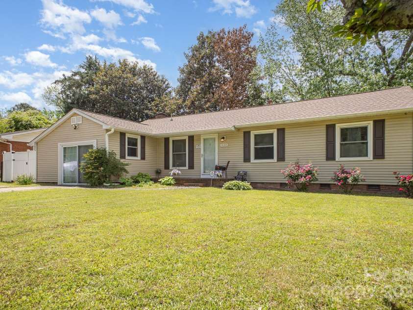4100 Sudbury Road, Charlotte, NC 28205.  MLS# CAR4254877, YatesRealty ID 10485. 