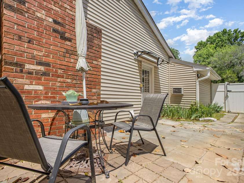 4100 Sudbury Road, Charlotte, NC 28205.  MLS# CAR4254877, YatesRealty ID 10485. 