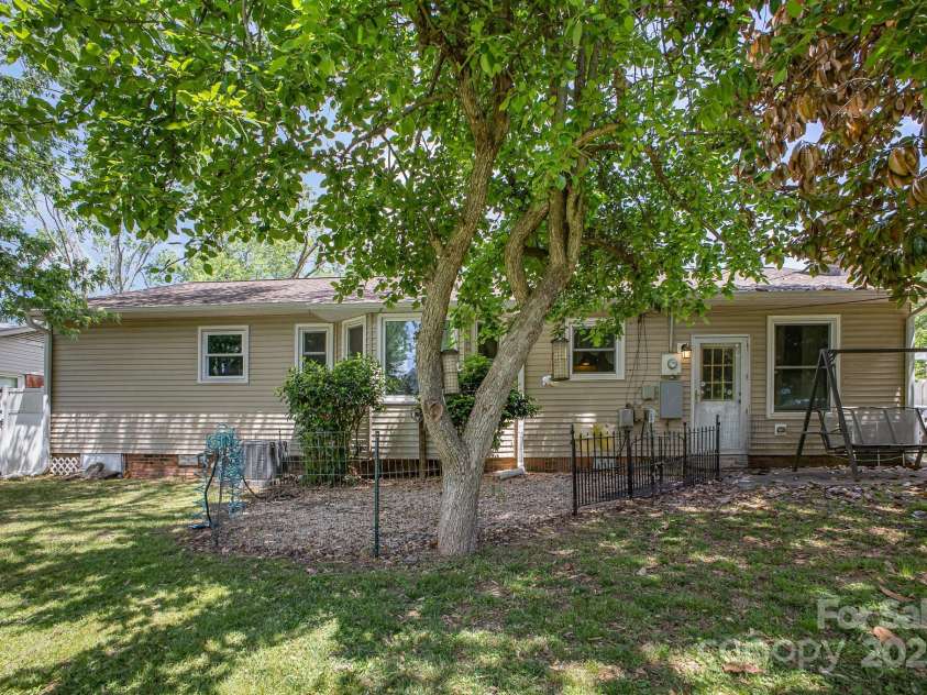 4100 Sudbury Road, Charlotte, NC 28205.  MLS# CAR4254877, YatesRealty ID 10485. 