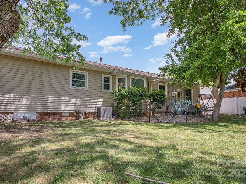 4100 Sudbury Road, Charlotte, NC 28205.  MLS# CAR4254877, YatesRealty ID 10485. 