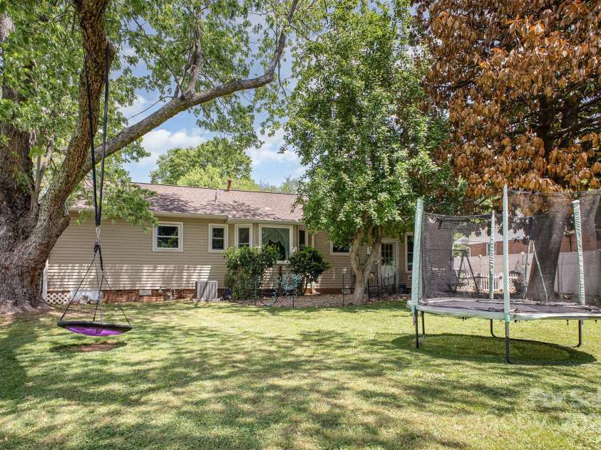 4100 Sudbury Road, Charlotte, NC 28205.  MLS# CAR4254877, YatesRealty ID 10485. 