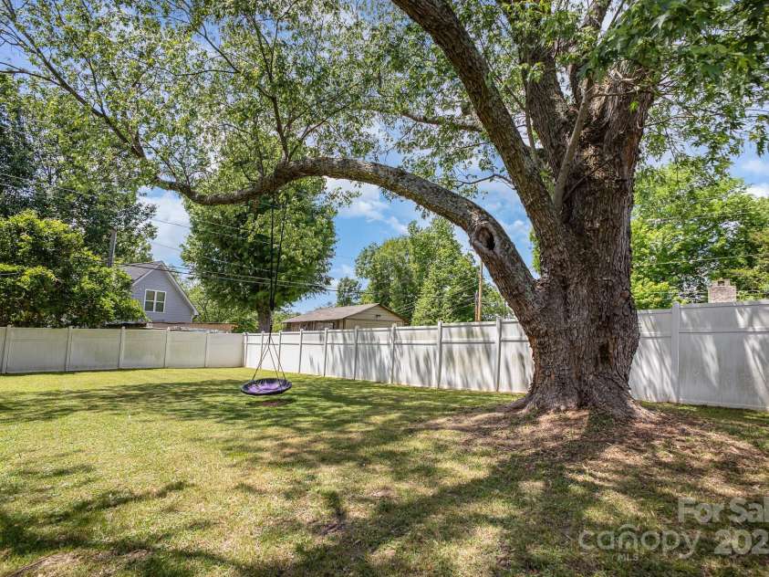 4100 Sudbury Road, Charlotte, NC 28205.  MLS# CAR4254877, YatesRealty ID 10485. 