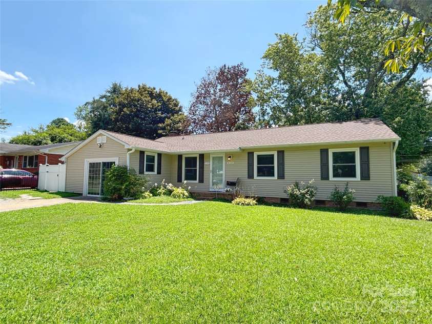 4100 Sudbury Road, Charlotte, NC 28205.  MLS# CAR4254877, YatesRealty ID 10485. 